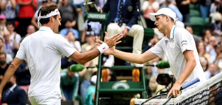 Sein bisher letzter Tennis-Auftritt: Federer (l.) gratuliert Hubert Hurkacz zum Sieg im Wimbledon-Viertelfinal.