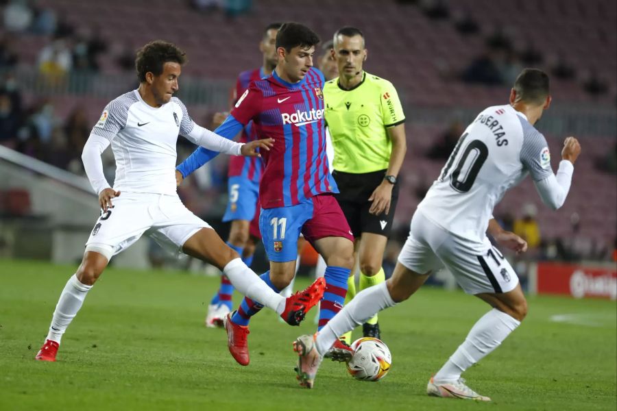 Barça-Youngster Yusuf Demir (m.) im Duell mit Granadas Luis Milla (l.).