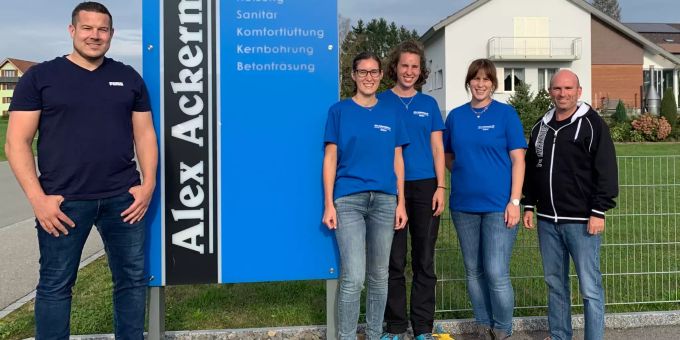 Die Vertreterinnen der Alex Ackermann AG, Nicole, Melanie und Nadine Ackermann, flankiert von Matthias Heim (Präsident FCH; links) sowie Andre Grolimund (Sponsoring FCH; rechts).