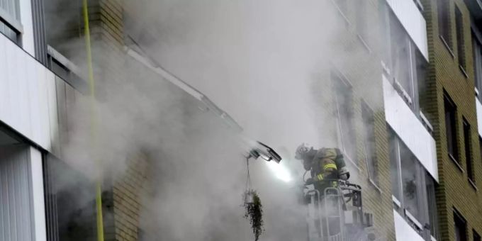 Ein Feuerwehrmann ist nach der Explosion im Einsatz. Foto: Bjorn Larsson Rosvall/TT News Agency/AP/dpa Ein Feuerwehrmann ist nach der Explosion im Einsatz. Foto: Bjorn Larsson Rosvall/TT News Agency/AP/dpa
