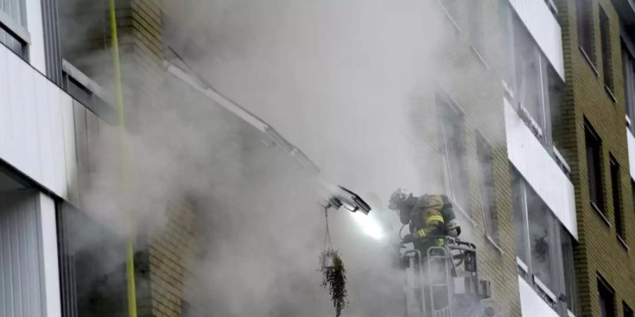 Ein Feuerwehrmann ist nach der Explosion im Einsatz. Foto: Bjorn Larsson Rosvall/TT News Agency/AP/dpa