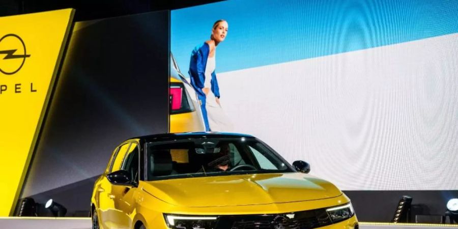 Die sechste Generation des Opel Astra wird nun erstmals mit einem Hybrid-Antrieb angeboten und soll von Anfang 2022 an ausgeliefert werden. Foto: Andreas Arnold/dpa