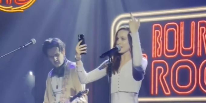 Missbrauchsvorwürfe - Mittelfinger an Marilyn Manson von Ex-Partnerin