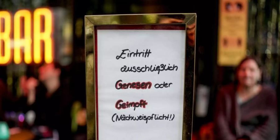 In vielen Bundesländern dürfen Bars und Restaurants beim Einlass nun die 2G-Regel anwenden. Foto: Axel Heimken/dpa