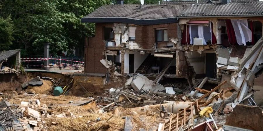 Häuser sind in Folge der Unterspülung durch das Hochwasser eingestürzt oder einsturzgefährdet - die Abläufe der Fluthilfe werden nun überprüft. Foto: Jonas Güttler/dpa/Archivbild