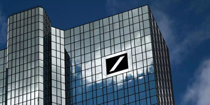 Die Zentrale der Deutschen Bank in Frankfurt am Main. Das Geldhaus distanziert sich deutlich von einer Analyse aus dem eigenem Haus. Foto: Arne Dedert/dpa Die Zentrale der Deutschen Bank in Frankfurt am Main. Das Geldhaus distanziert sich deutlich von einer Analyse aus dem eigenem Haus. Foto: Arne Dedert/dpa