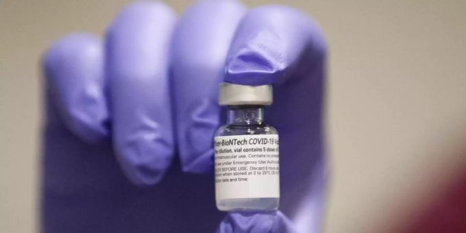 Der Corona-Impfstoff von Pfizer und Biontech ist in den USA nun vollständig zugelassen. Foto: Mike Morones/The Free Lance-Star/AP/dpa Der Corona-Impfstoff von Pfizer und Biontech ist in den USA nun vollständig zugelassen. Foto: Mike Morones/The Free Lance-Star/AP/dpa