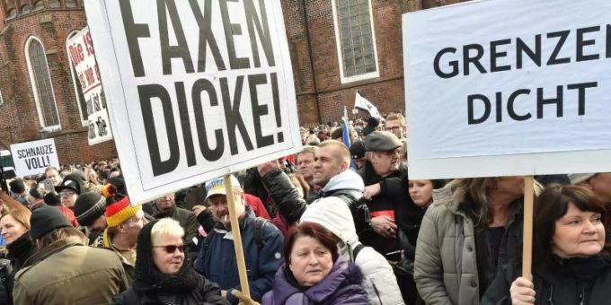 «Grenzen dicht», «Schnauze voll» und «Faxen dicke»: Menschen in Deutschland demonstrieren gegen die Aufnahme von Flüchtlingen. Foto: Bernd Settnik/dpa-Zentralbild/dpa «Grenzen dicht», «Schnauze voll» und «Faxen dicke»: Menschen in Deutschland demonstrieren gegen die Aufnahme von Flüchtlingen. Foto: Bernd Settnik/dpa-Zentralbild/dpa