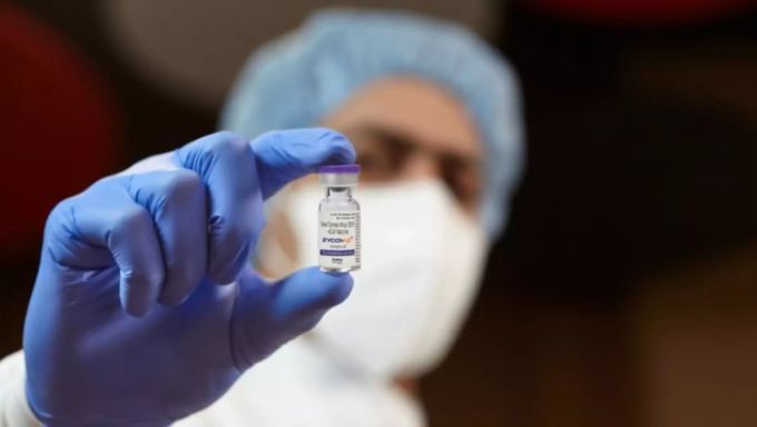 Ein Forscher des Unternehmen Zydus Cadila zeigt eine Dosis des neuen DNA-Impfstoffes gegen das Coronavirus. Indien DNA Impfstoff