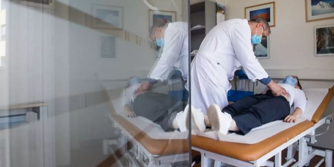 Patienten mit Long-Covid-Symptomen werden am Mittwoch, 19. Mai 2021 in den Räumen der Klinik Moncucco in Lugano durch den zuständigen Arzt Pietro Antonini behandelt. Coronavirus Long Covi