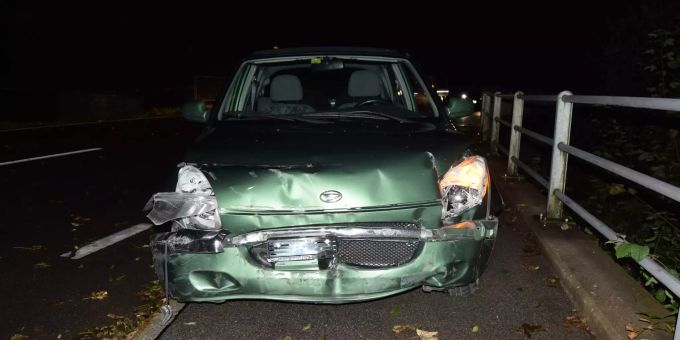 Am Fahrzeug und dem Brückengeländer entstand Schaden in der Höhe von mehreren Tausend Franken. Unfall