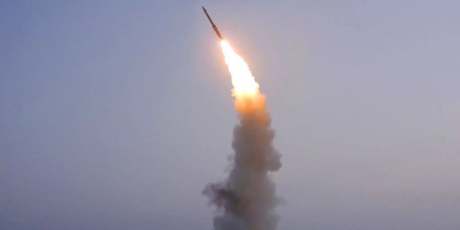 HANDOUT - Dieses am 1. Oktober 2021 von der nordkoreanischen Regierung zur Verfügung gestellte Foto zeigt, was Nordkorea als Testabschuss einer neu entwickelten Flugabwehrrakete am Donnerstag, 30. September 2021 in Nordkorea bezeichnet. Foto: Kim Un Hyok/KCNA/dpa