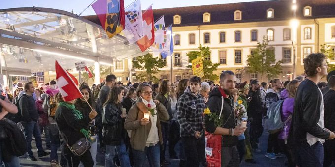 Gegnerinnen und Gegner der Massnahmen im Zusammenhang mit dem Coronavirus bei ihrem Umzug am Bahnhof Bern. Coronavirus Demo