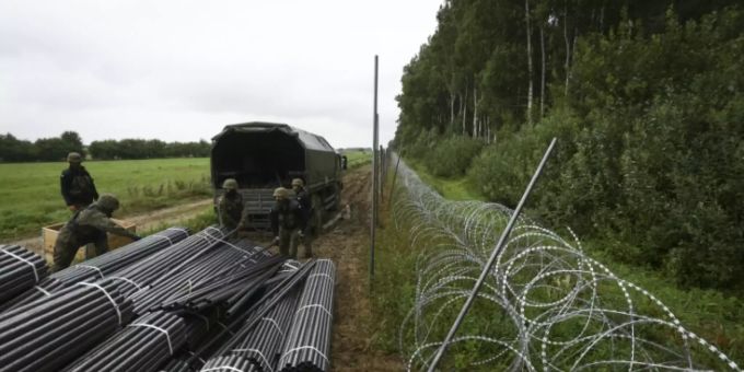 Polnische Soldaten bauen Grenzzaun Polnische Soldaten bauen Grenzzaun