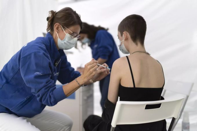 Eine Schülerin des Gymnasium Wiedikon lässt sich gegen das Coronavirus impfen. Coronavirus