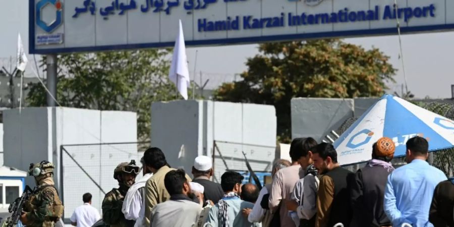 Mitarbeiter warten auf den Einlass in den Flughafen von Kabul
