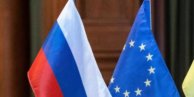 Die Flaggen von Russland (l) und der EU. Die EU ist für Russland der wichtigste Handelspartner. Russland und EU