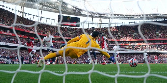 Bukayo Saka (l.) trifft zum zwischenzeitlichen 3:0 für Arsenal. Arsenal Granit Xhaka
