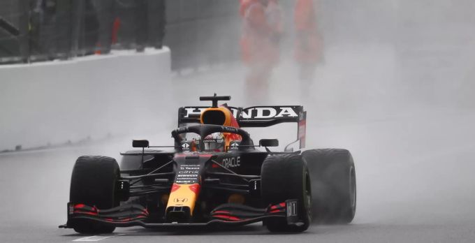 Max Verstappen (Red Bull Racing) konnte Lewis Hamilton (Mercedes) im Qualifying zum Russland-GP nicht herausfordern. Max Verstappen Lewis Hamilton