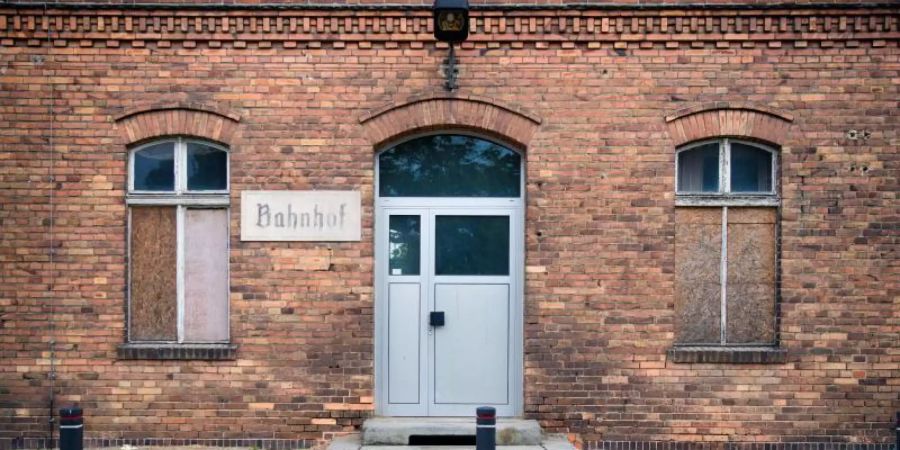 Das verlassene Bahnhofsgebäude an der Strecke Dresden - Berlin. Der sanierungsbedürftige Klinkerbau wurde im April 2019 während einer Auktion verkauft. Foto: Soeren Stache/dpa-Zentralbild/dpa