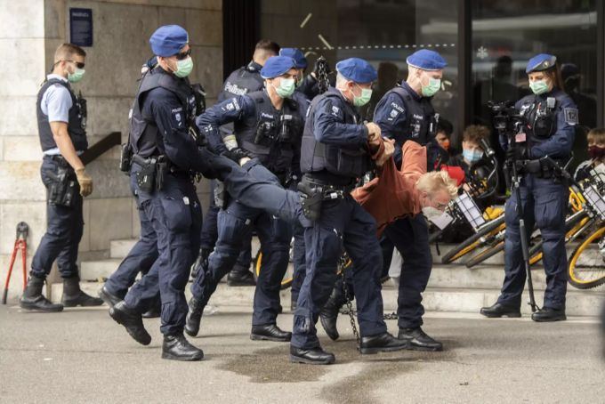 Die Zürcher Stadtpolizei verhaftet einen Demonstranten. zürich