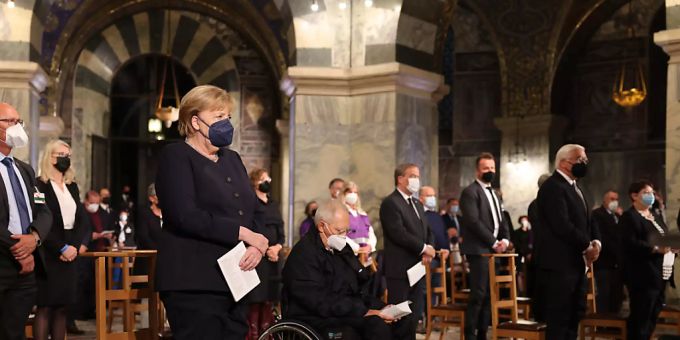 dpatopbilder - Bundeskanzlerin Angela Merkel (CDU, l-r), Bundestagspräsident Wolfgang Schäuble (CDU) und Bundespräsident Frank-Walter Steinmeier stehen vor dem ökumenischen Gottesdienst für die Opfer der Hochwasserkatastrophe im Westen Deutschlands im Dom. Foto: Oliver Berg/dpa-Pool/dpa dpatopbilder - Bundeskanzlerin Angela Merkel (CDU, l-r), Bundestagspräsident Wolfgang Schäuble (CDU) und Bundespräsident Frank-Walter Steinmeier stehen vor dem ökumenischen Gottesdienst für die Opfer der Hochwasserkatastrophe im Westen Deutschlands im Dom. Foto: Oliver Berg/dpa-Pool/dpa