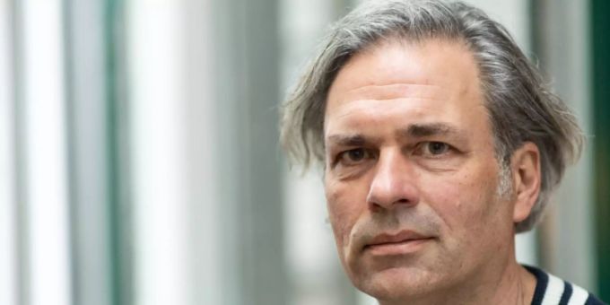 ARCHIV - Björn Gottstein, künstlerischer Leiter der Donaueschinger Musiktage, sitzt in einem Cafe (15.10.2019). Das weltweit renommierte Festival für Neue Musik wurde 1921 gegründet. Foto: Patrick Seeger/dpa ARCHIV - Björn Gottstein, künstlerischer Leiter der Donaueschinger Musiktage, sitzt in einem Cafe (15.10.2019). Das weltweit renommierte Festival für Neue Musik wurde 1921 gegründet. Foto: Patrick Seeger/dpa
