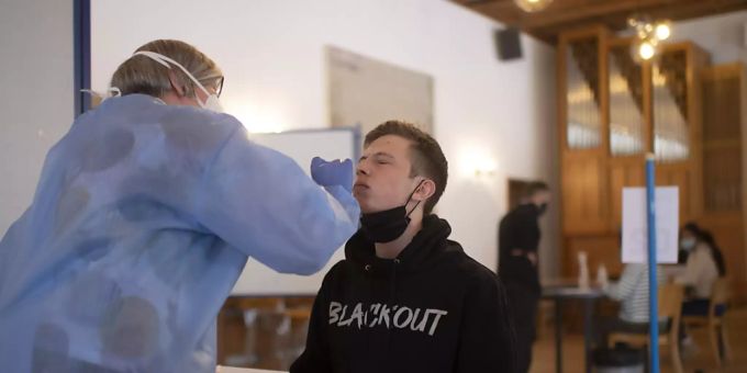 Der Spucktest ist deutlich angenehmer als ein Nasenabstrich. coronavirus PCR