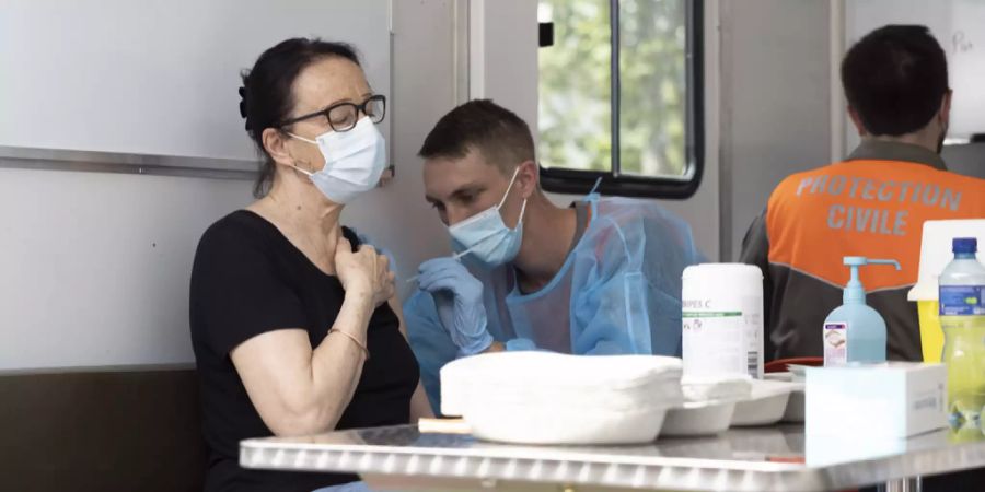 Eine Frau lässt sich in Yverdon-les-Bains VD in einem mobilen Impfzentrum gegen das Coronavirus impfen.