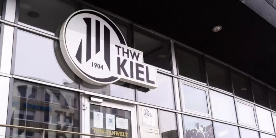 Das Logo des THW Kiel ist über dem Eingang der THW-Fanwelt angebracht. Foto: Frank Molter/dpa