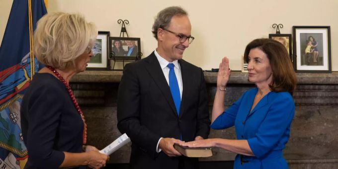 Die Demokratin Kathy Hochul wird als 57. Gouverneurin von New York vereidigt. new york gouverneurin hochul