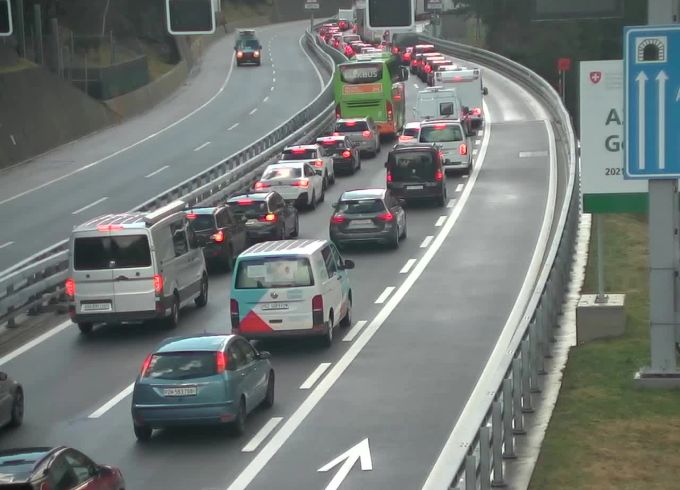 Nach dem Brand in Flüelen UR bildet sich Stau vor dem Gotthard. Gotthard