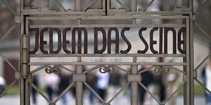 In geschichtsrevisionistischen Kreisen wurde die Echtheit der überlieferten menschlichen Überreste immer wieder infrage gestellt. Konzentrationslager