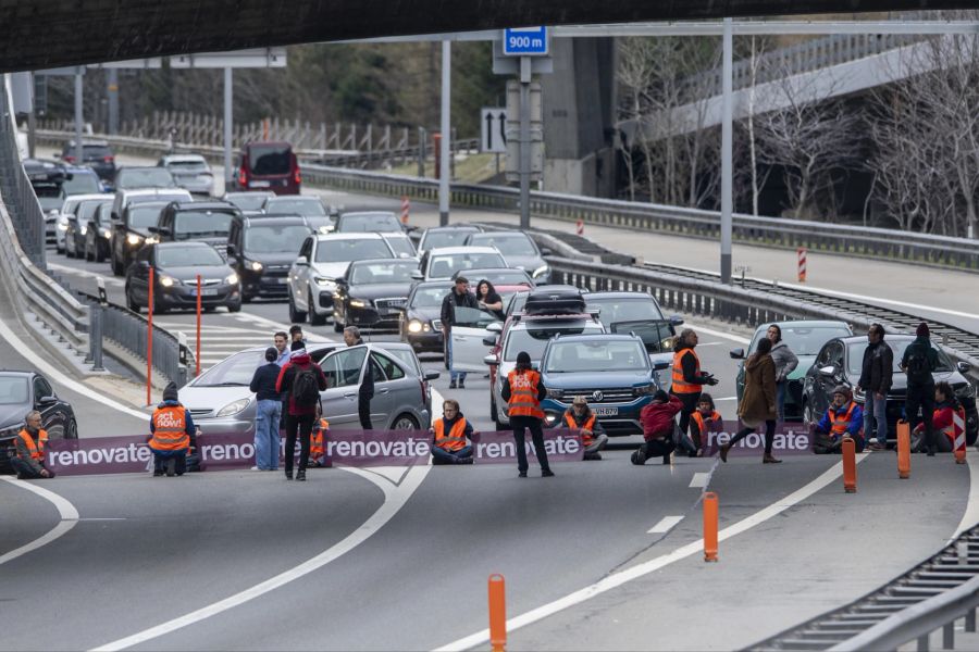 Aktivisten von Renovate Switzerland protestierten an Ostern vor dem Gotthard Tunnel bei Göschenen UR.