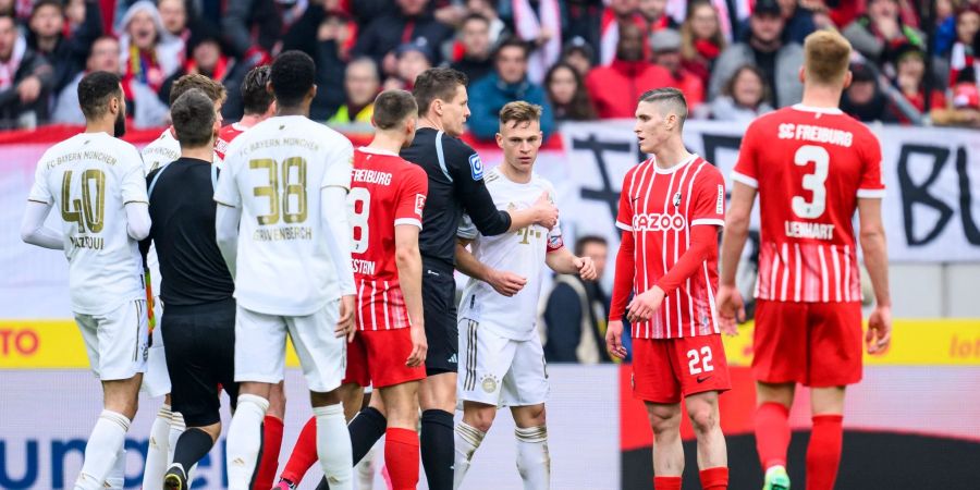 Erhitzte beim Bayern-Sieg in Freiburg die Gemüter: Joshua Kimmich (3.v.r).