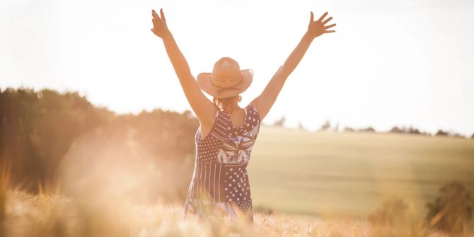 Frau im sonnigen Feld