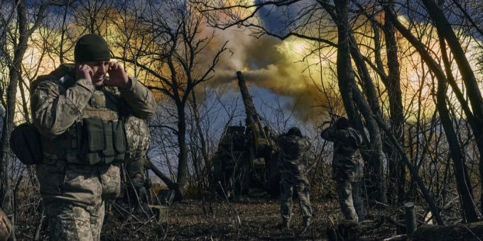 Soldaten kämpfen in der Nähe vom Bachmut für die Ukraine. Bachmut Ukraine Krieg