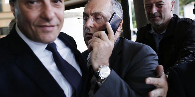 Die Ermittlungen richten sich Berichten zufolge unter anderem gegen den Präsidenten von Lazio Rom, Claudio Lotito (M). Serie A rom
