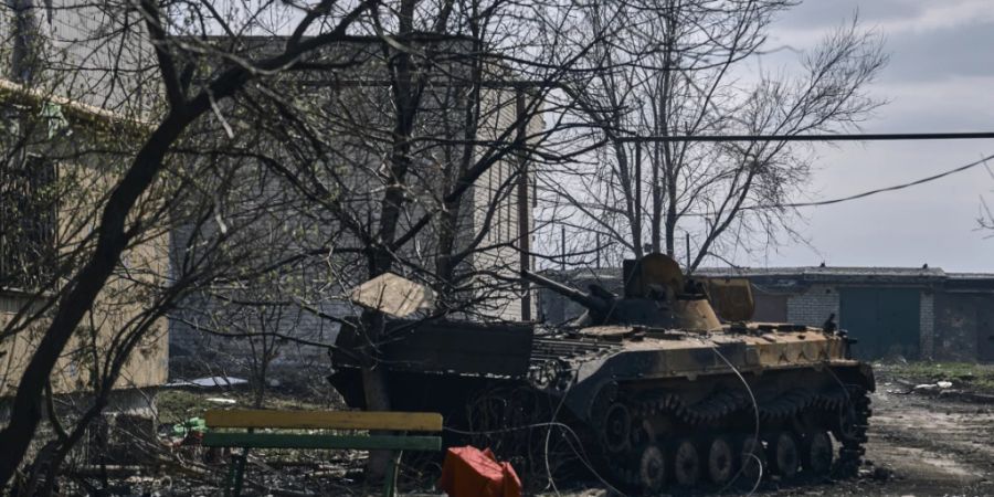 Ein Panzer steht am Schauplatz schwerer Kämpfe. (Symbolbild) Foto: LIBKOS/AP/dpa