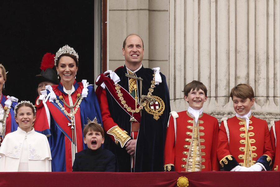 Prinz Louis nach der Krönung auf dem Balkon des Buckingham-Palasts.