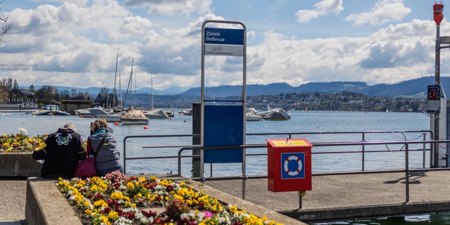 Die Schiffstation Zürich Bellevue. - Stadt Zürich