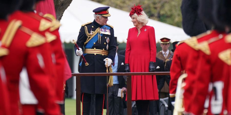 Der britische König Charles III. und Königsgemahlin Camilla während einer Zeremonie im Buckingham Palace.