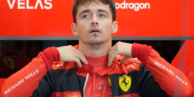 Ferrari-Pilot Charles Leclerc aus Monaco bereitet sich auf ein Training vor. Ferrari-Pilot Charles Leclerc aus Monaco bereitet sich auf ein Training vor.