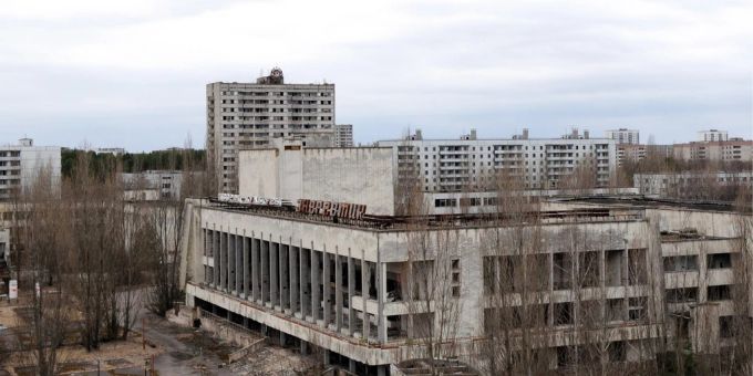 Die fenster eines alten Wohnblocks in Zollikofen (Bern) sollen nun für zerbombte Häuser in die Ukraine geliefert werden. häuser ukraine