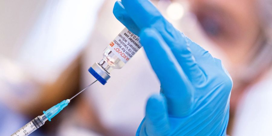 Eine Mitarbeiterin des Impfzentrums im Kreis Warendorf in Nordrhein-Westfalen m it dem Impfstoff Nuvaxovid des Pharmaunternehmens Novavax.