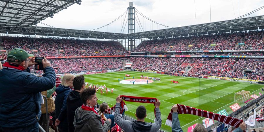 In Köln kamen fast 40.000 Fans ins Stadion.