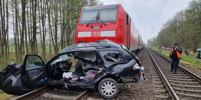 Polizei Ermittelt Nach Kollision Von Auto Mit Zug Bei Hannover (D)