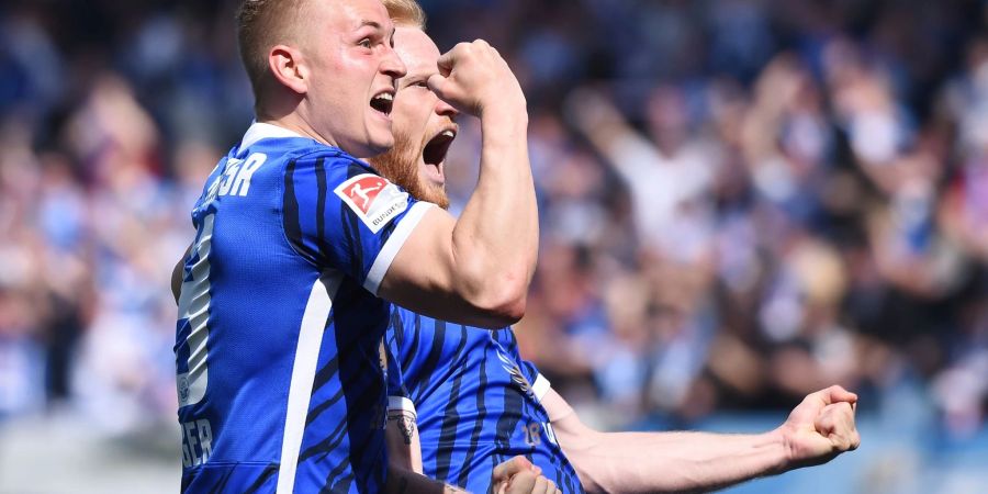 Die Rostocker Kai Pröger (l) und Nils Fröling feiern den Sieg gegen die SpVgg Greuther Fürth.