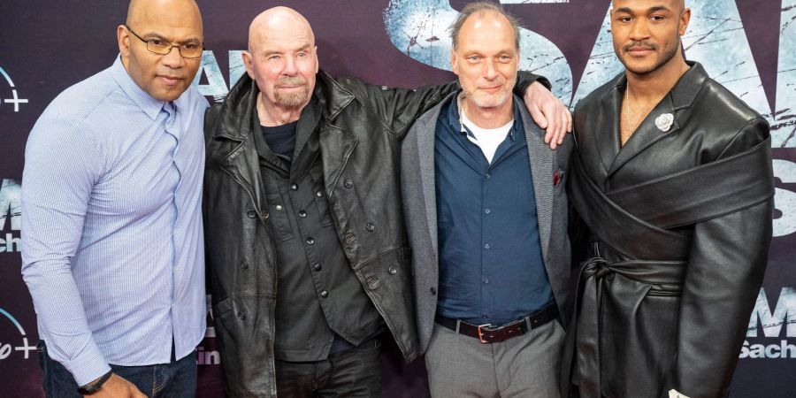 Samuel Meffire (v.l.n.r.), Heinz Eggert und die Schauspieler Martin Brambach und Malick Bauer posieren bei der Deutschlandpremiere der Serie.