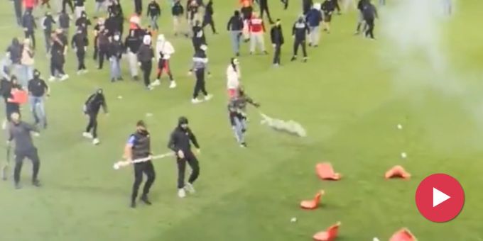 Krawalle im Video - Piräus-Fans stürmen Feld und attackieren Polizei!